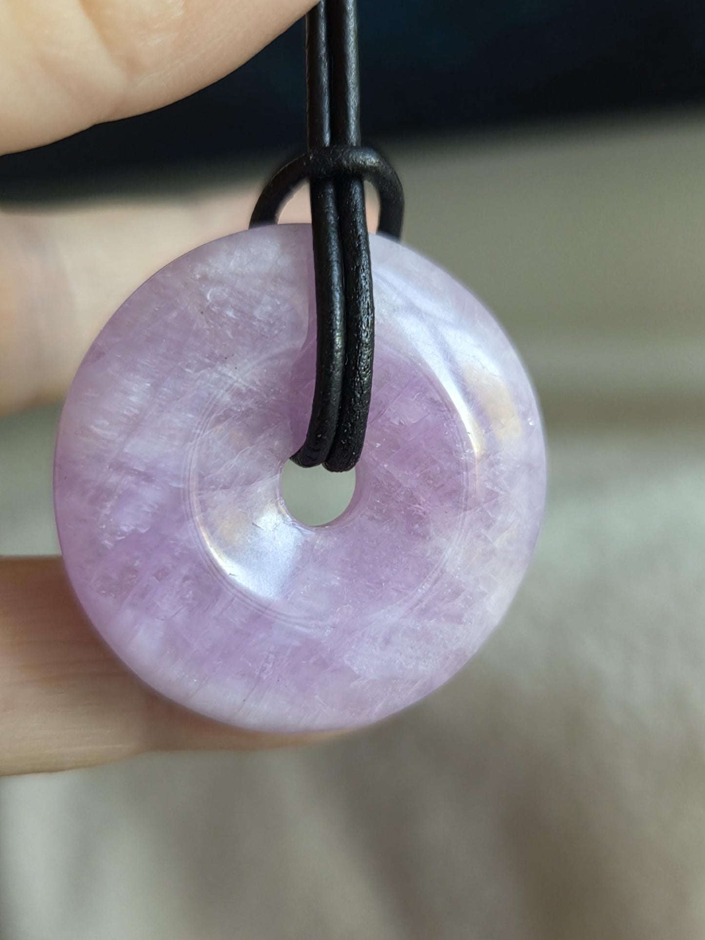 Kunzit Donut Kristall Anhänger, 33 x 8 mm, an verstellbarem Lederband, spiritueller Schmuck Herzchakra Selbstliebe