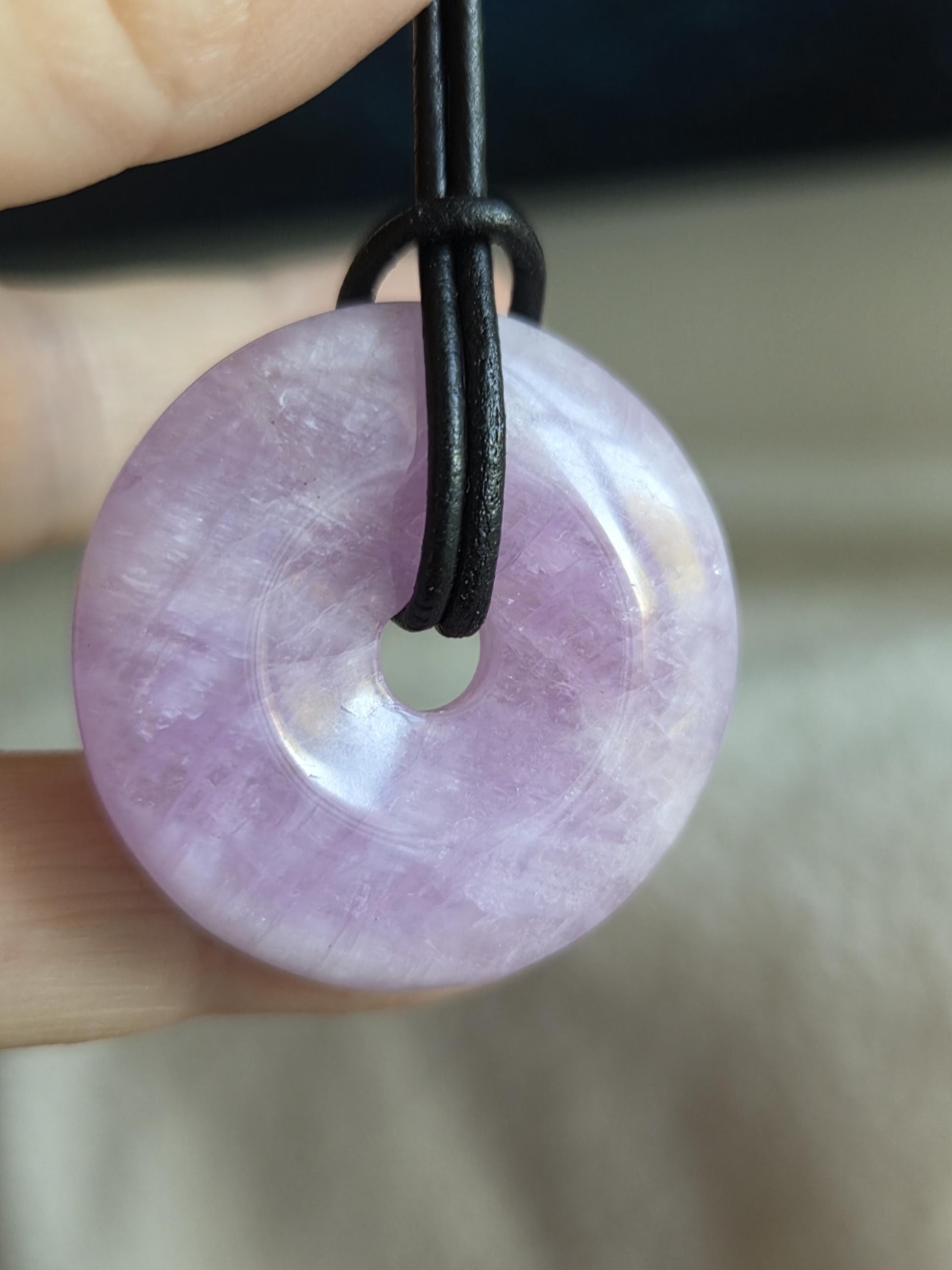 Kunzit Donut Kristall Anhänger, 33 x 8 mm, an verstellbarem Lederband, spiritueller Schmuck Herzchakra Selbstliebe