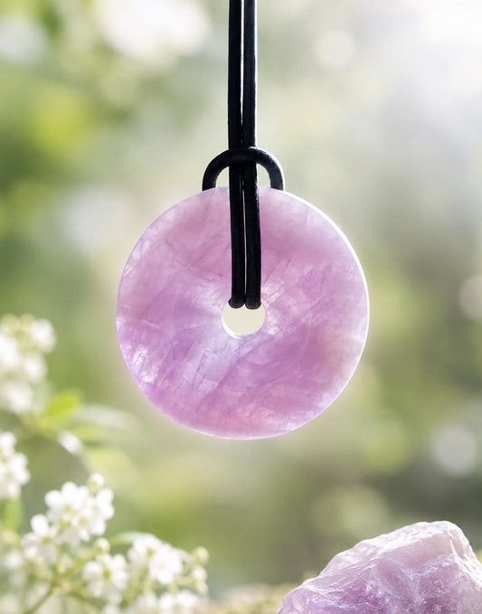 Kunzit Donut Kristall Anhänger, 33 x 8 mm, an verstellbarem Lederband, spiritueller Schmuck Herzchakra Selbstliebe