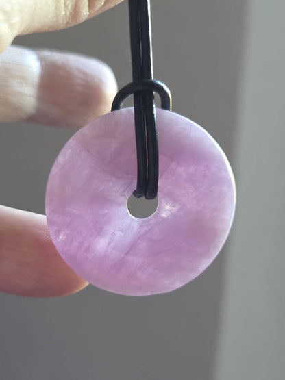 Kunzit Donut Kristall Anhänger, 33 x 8 mm, an verstellbarem Lederband, spiritueller Schmuck Herzchakra Selbstliebe