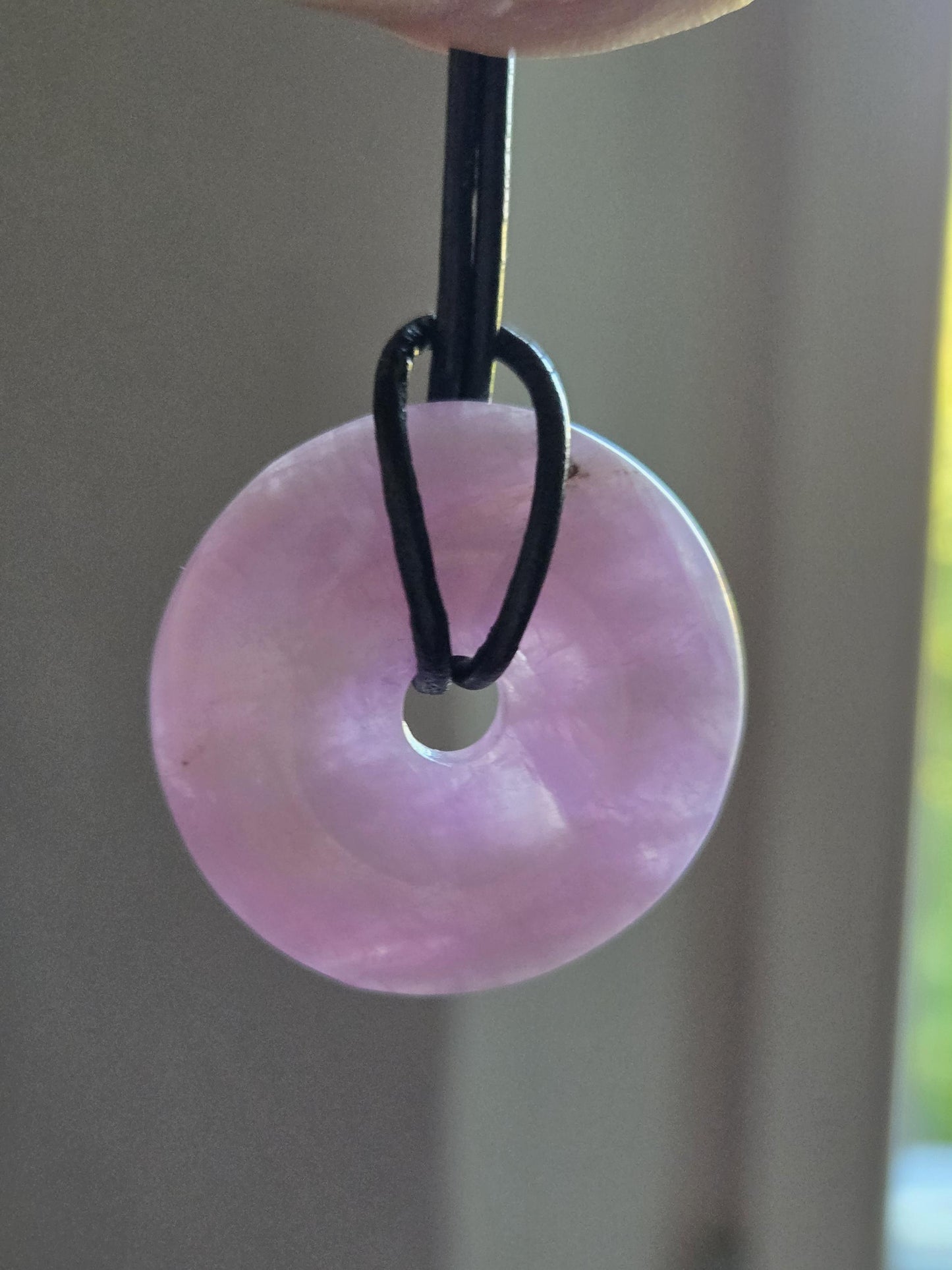 Kunzit Donut Kristall Anhänger, 33 x 8 mm, an verstellbarem Lederband, spiritueller Schmuck Herzchakra Selbstliebe