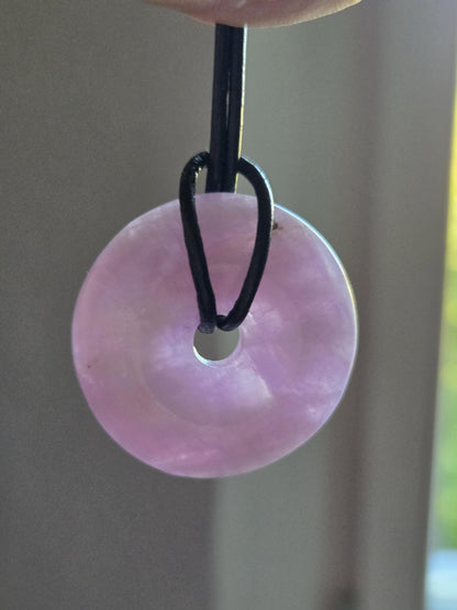 Kunzit Donut Kristall Anhänger, 33 x 8 mm, an verstellbarem Lederband, spiritueller Schmuck Herzchakra Selbstliebe