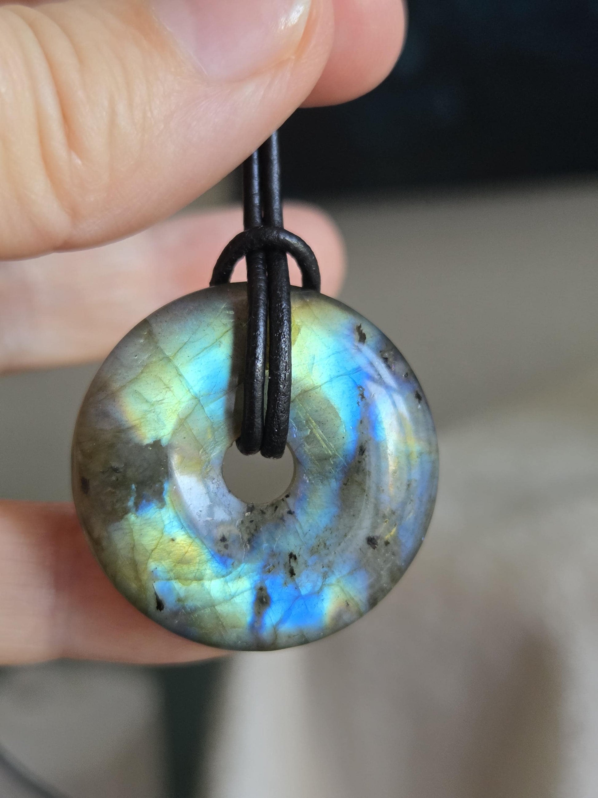 Labradorit blau grün Donut grün blauer Labradorit Anhänger, 30 x 6 mm, gebohrt, an verstellbarem Lederband