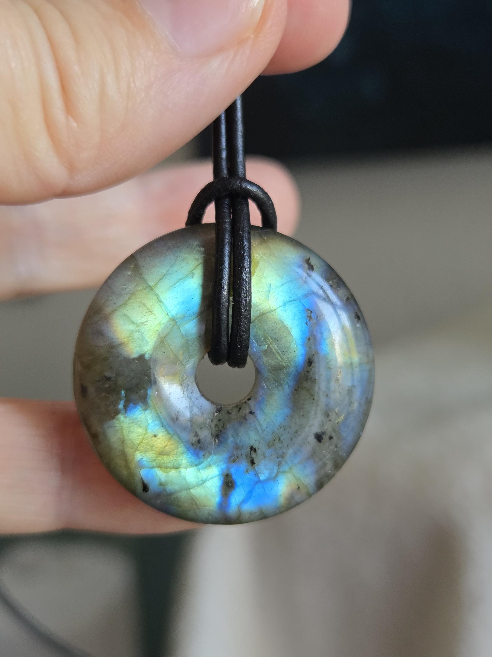 Labradorit blau grün Donut grün blauer Labradorit Anhänger, 30 x 6 mm, gebohrt, an verstellbarem Lederband