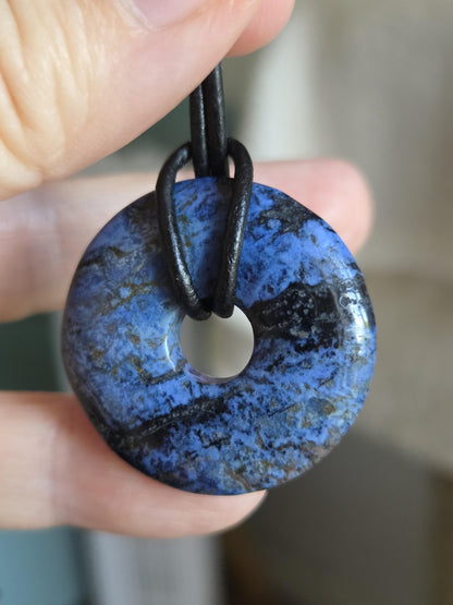 Dumortierit Donut Anhänger, Anti Stress Stein, 31 x 8 mm, an verstellbarem Lederband, Achtsamkeit, Halschakra Stirnchakra