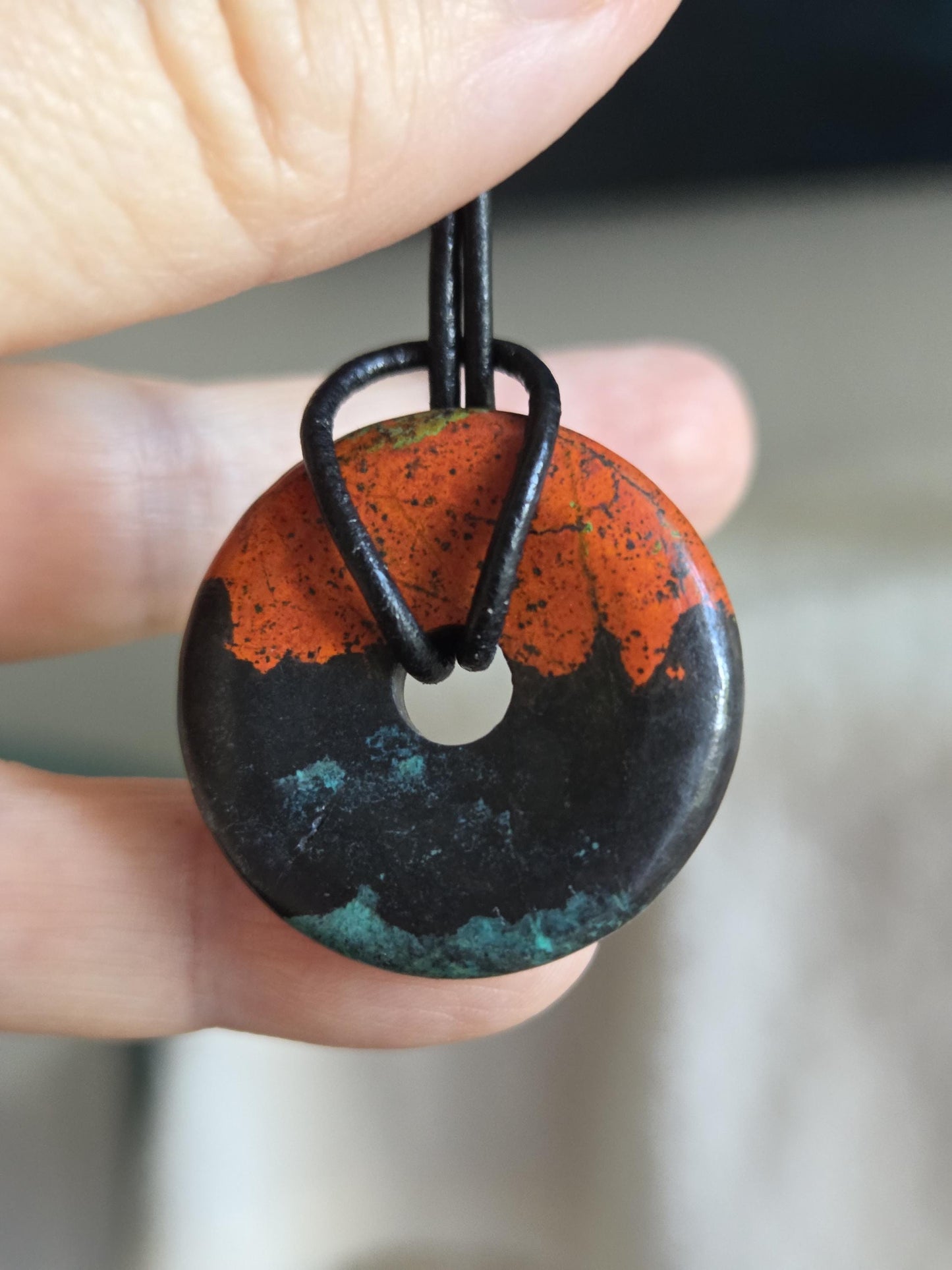 Sonora Sunrise Donut Zarinit Anhänger 30 x 7 mm, an verstellbarem Lederband