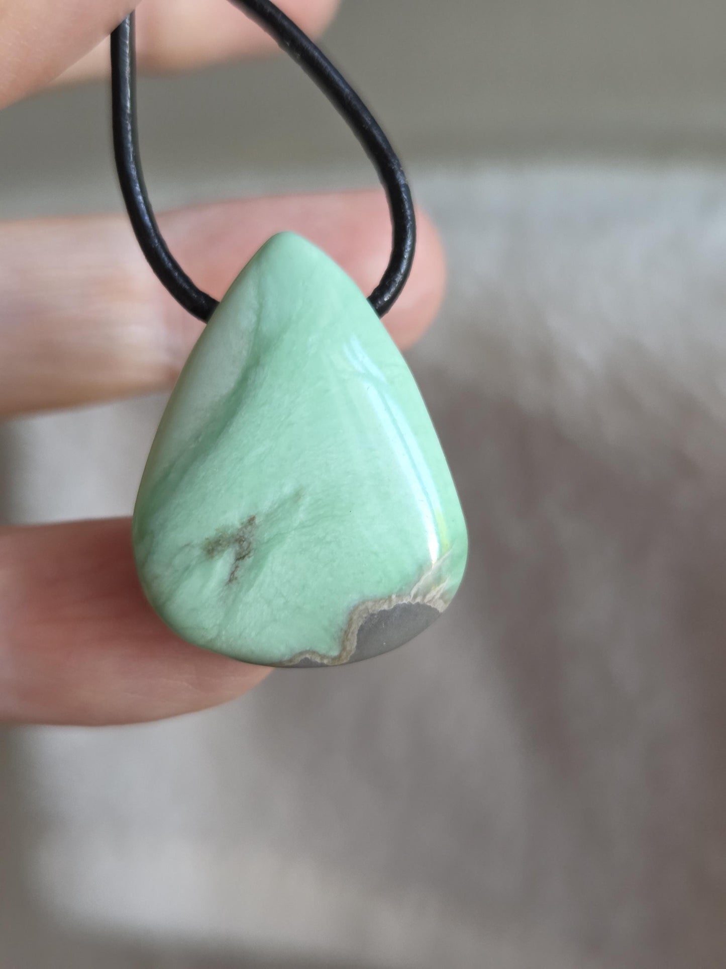 Seltener Variscit, Variscite, Variszit Anhänger, 29 x 23 x 9 mm, gebohrt, an verstellbarem Lederband
