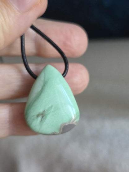 Seltener Variscit, Variscite, Variszit Anhänger, 29 x 23 x 9 mm, gebohrt, an verstellbarem Lederband