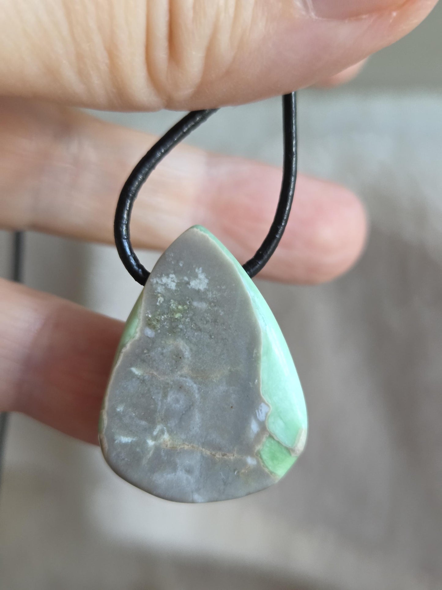 Seltener Variscit, Variscite, Variszit Anhänger, 29 x 23 x 9 mm, gebohrt, an verstellbarem Lederband