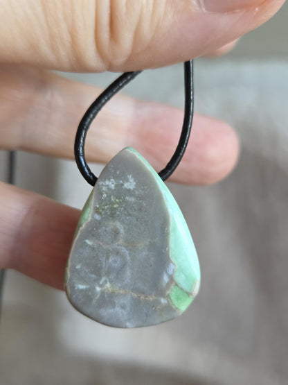 Seltener Variscit, Variscite, Variszit Anhänger, 29 x 23 x 9 mm, gebohrt, an verstellbarem Lederband