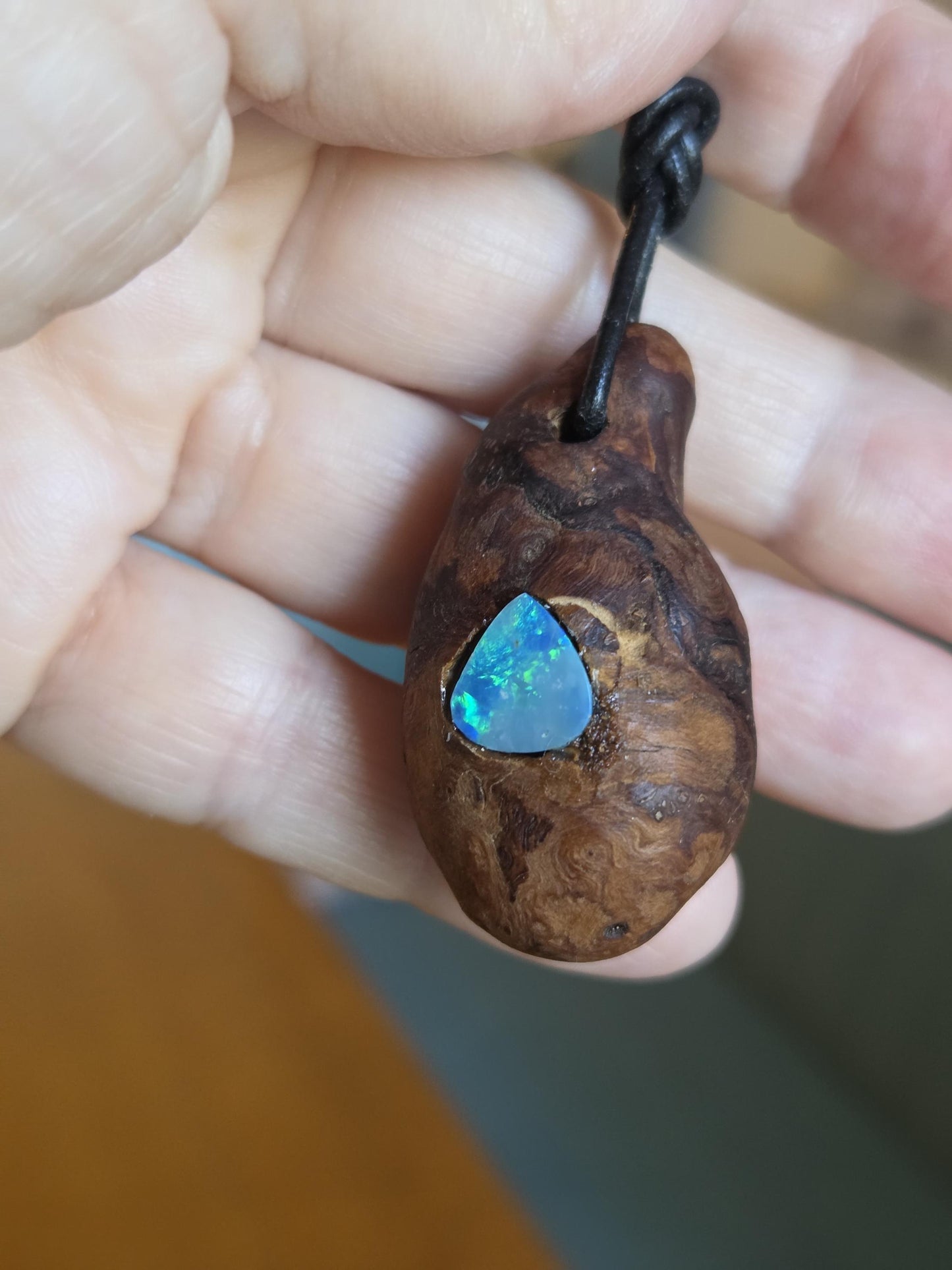 Magische Baumperle der Erle mit Boulder Opal, Holz mit Opal Anhänger, 44 x 25 x 21 mm, an verstellbarem Lederband, Druiden Ei, Hexenei