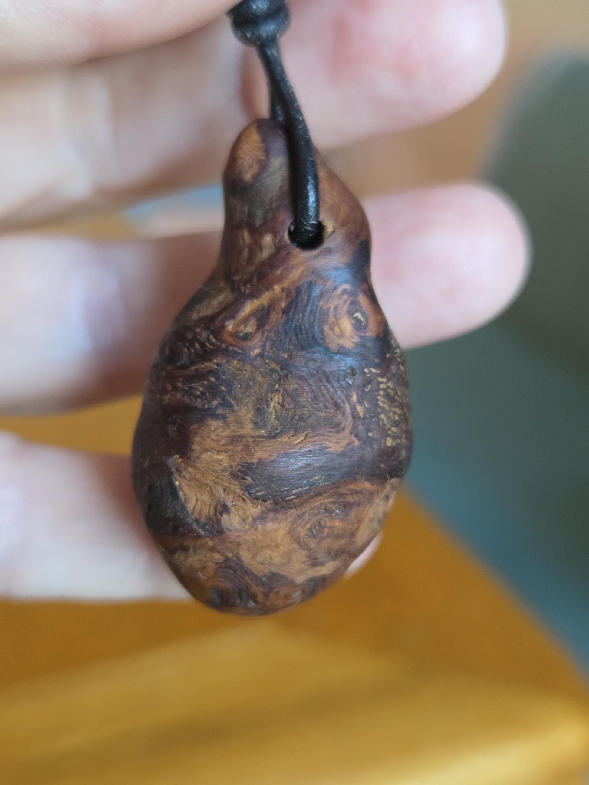 Magische Baumperle der Erle mit Boulder Opal, Holz mit Opal Anhänger, 44 x 25 x 21 mm, an verstellbarem Lederband, Druiden Ei, Hexenei
