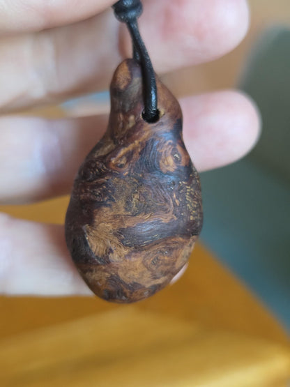 Magische Baumperle der Erle mit Boulder Opal, Holz mit Opal Anhänger, 44 x 25 x 21 mm, an verstellbarem Lederband, Druiden Ei, Hexenei