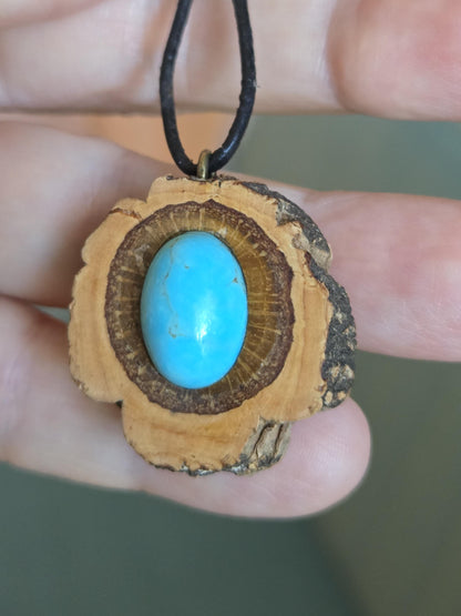 Holz Anhänger der Korkeiche Eiche mit echtem Türkis Edelstein, Holz Anhänger , 31 x 26 x 15 mm, an Messing Öse, an verstellbarem Lederband