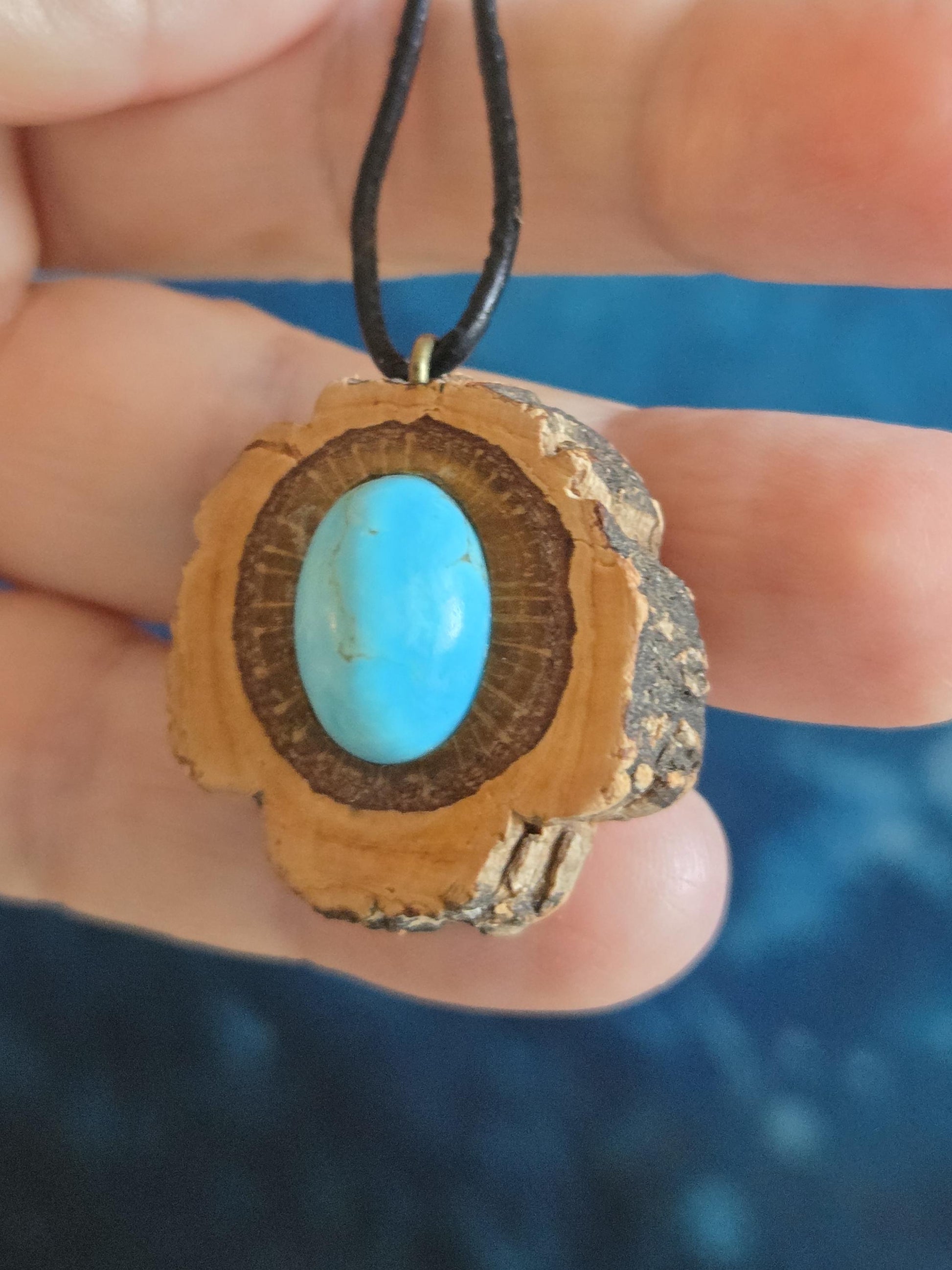 Holz Anhänger der Korkeiche Eiche mit echtem Türkis Edelstein, Holz Anhänger , 31 x 26 x 15 mm, an Messing Öse, an verstellbarem Lederband
