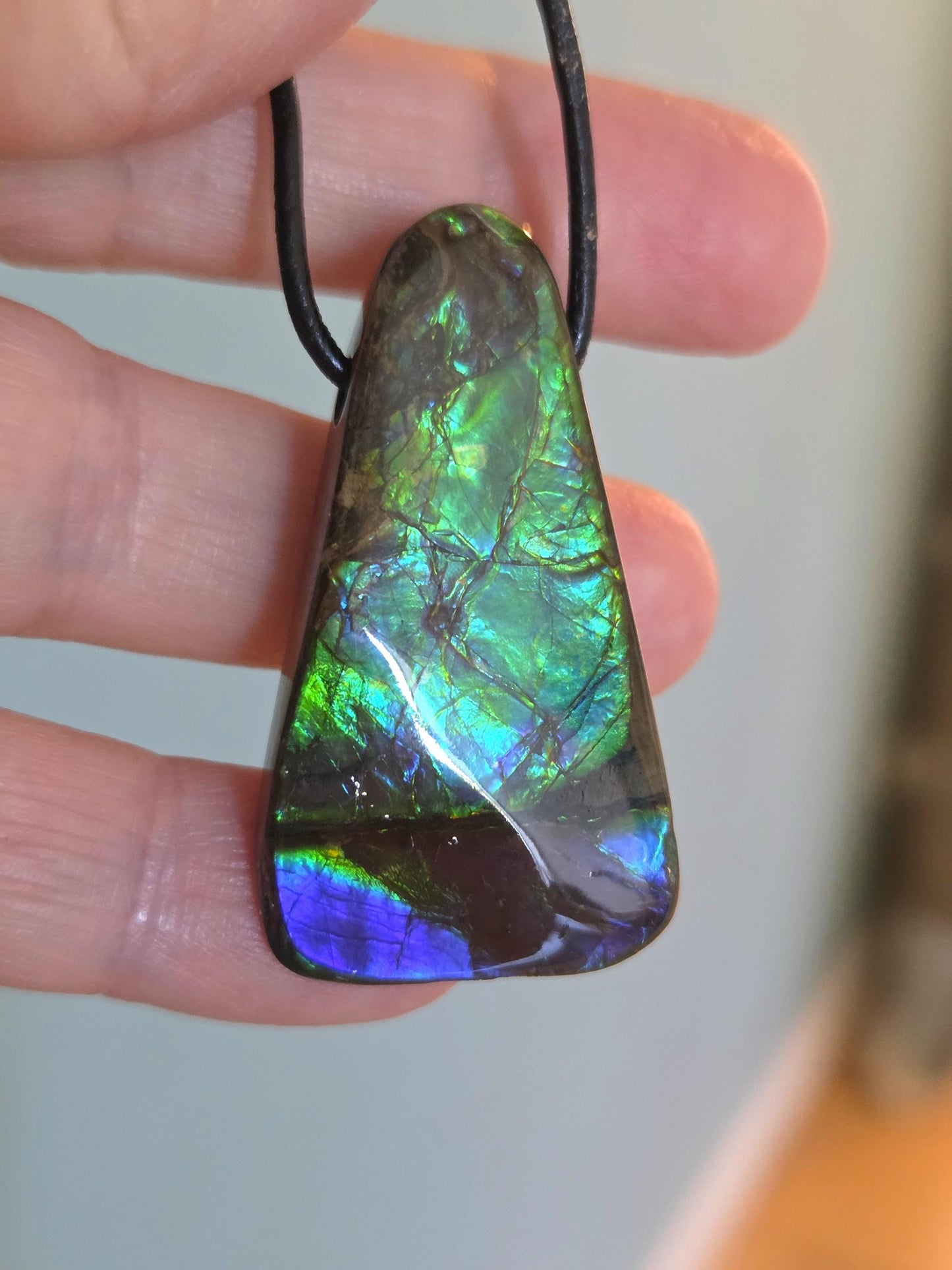 Sehr großer feiner Ammolit Opal Anhänger blau grün , aus Kanada, 44 x 24 x 9 mm, gebohrt, an verstellbarem Lederband