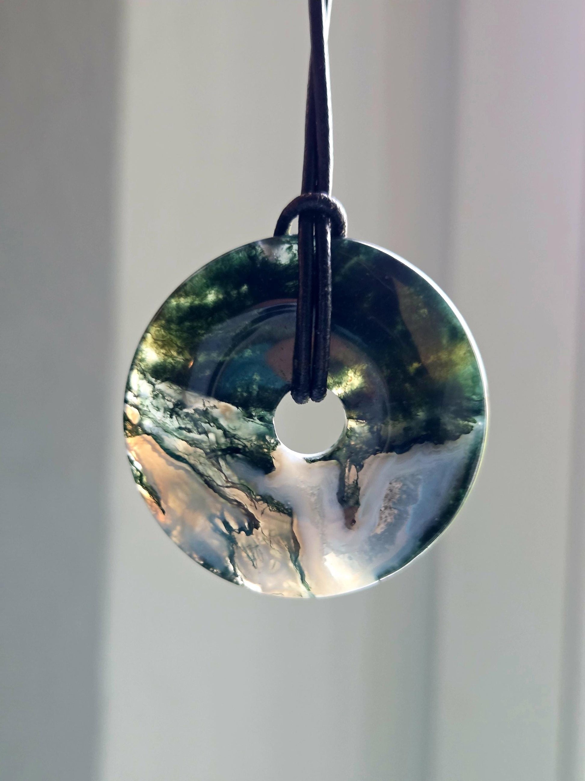 Mystischer Moosachat Donut, Moosachat in drusy Quarz Anhänger, 40 x 7 mm, an verstellbarem Lederband
