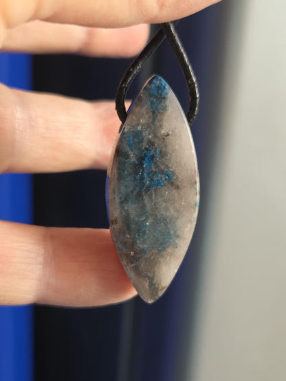 Shattuckit Azurit in Quarz Rauchquarz Anhänger Seltener Inklusionsquarz Marquise Navette förmig, 41 x 12 x 8 mm, an verstellbarem Lederband