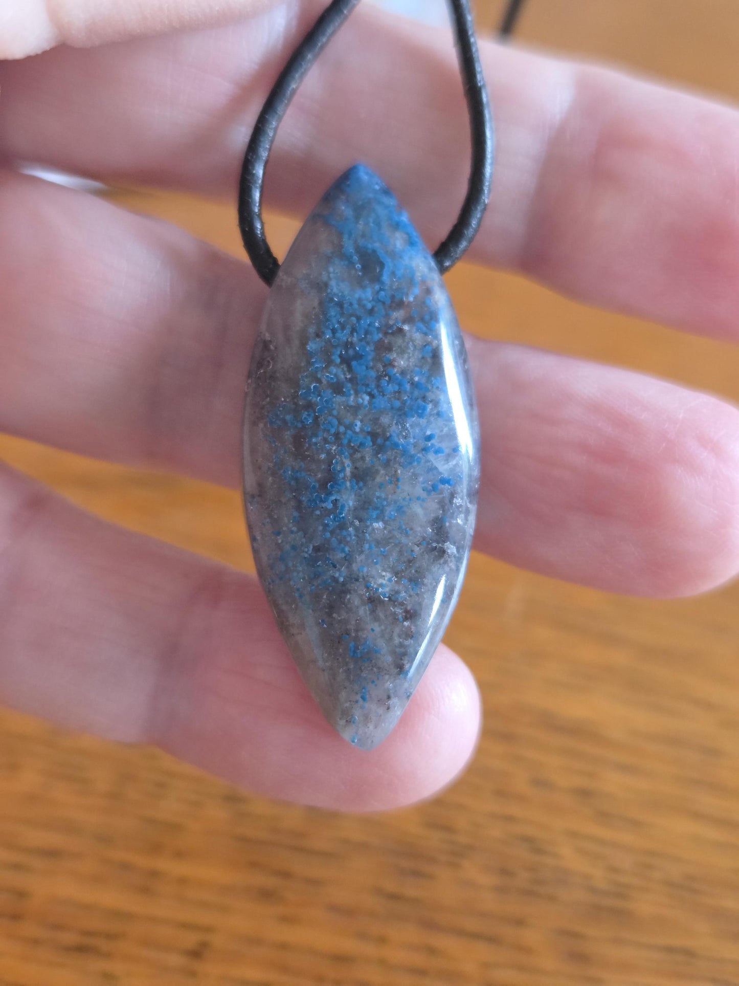 Shattuckit Azurit in Quarz Rauchquarz Anhänger Seltener Inklusionsquarz Marquise Navette förmig, 41 x 12 x 8 mm, an verstellbarem Lederband