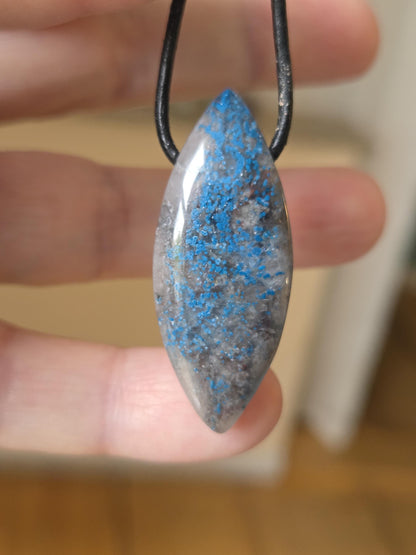 Shattuckit Azurit in Quarz Rauchquarz Anhänger Seltener Inklusionsquarz Marquise Navette förmig, 41 x 12 x 8 mm, an verstellbarem Lederband