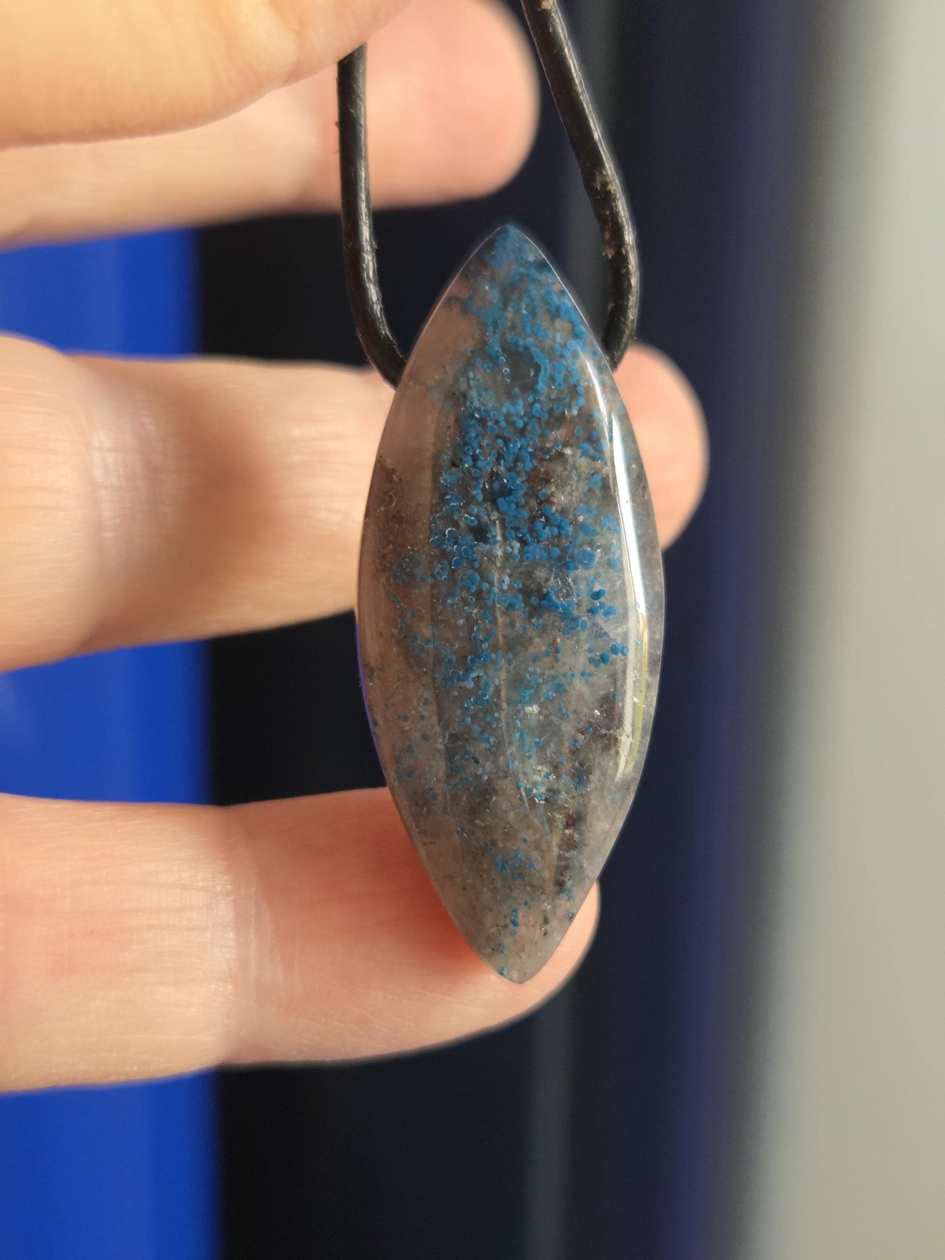 Shattuckit Azurit in Quarz Rauchquarz Anhänger Seltener Inklusionsquarz Marquise Navette förmig, 41 x 12 x 8 mm, an verstellbarem Lederband