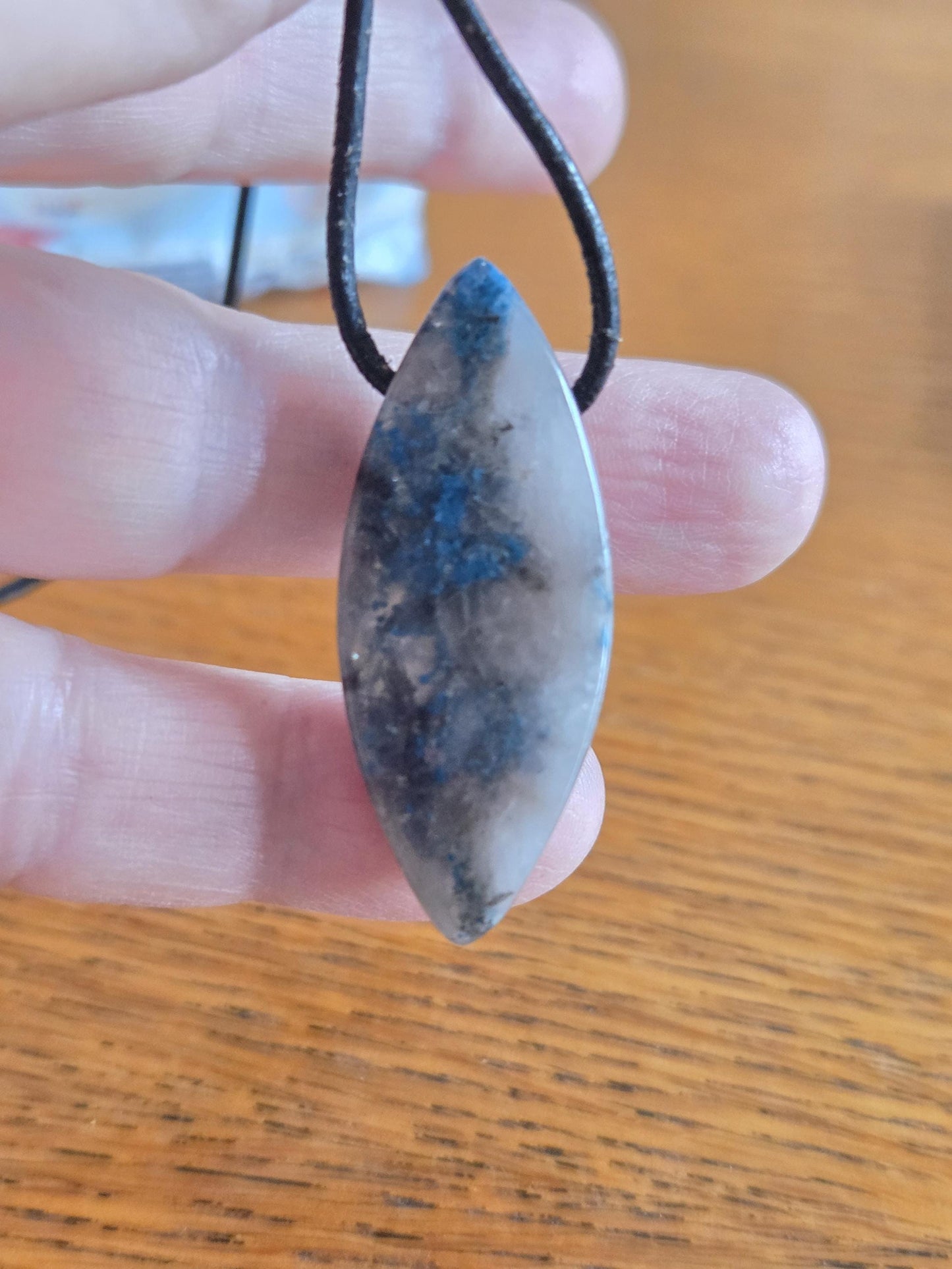 Shattuckit Azurit in Quarz Rauchquarz Anhänger Seltener Inklusionsquarz Marquise Navette förmig, 41 x 12 x 8 mm, an verstellbarem Lederband