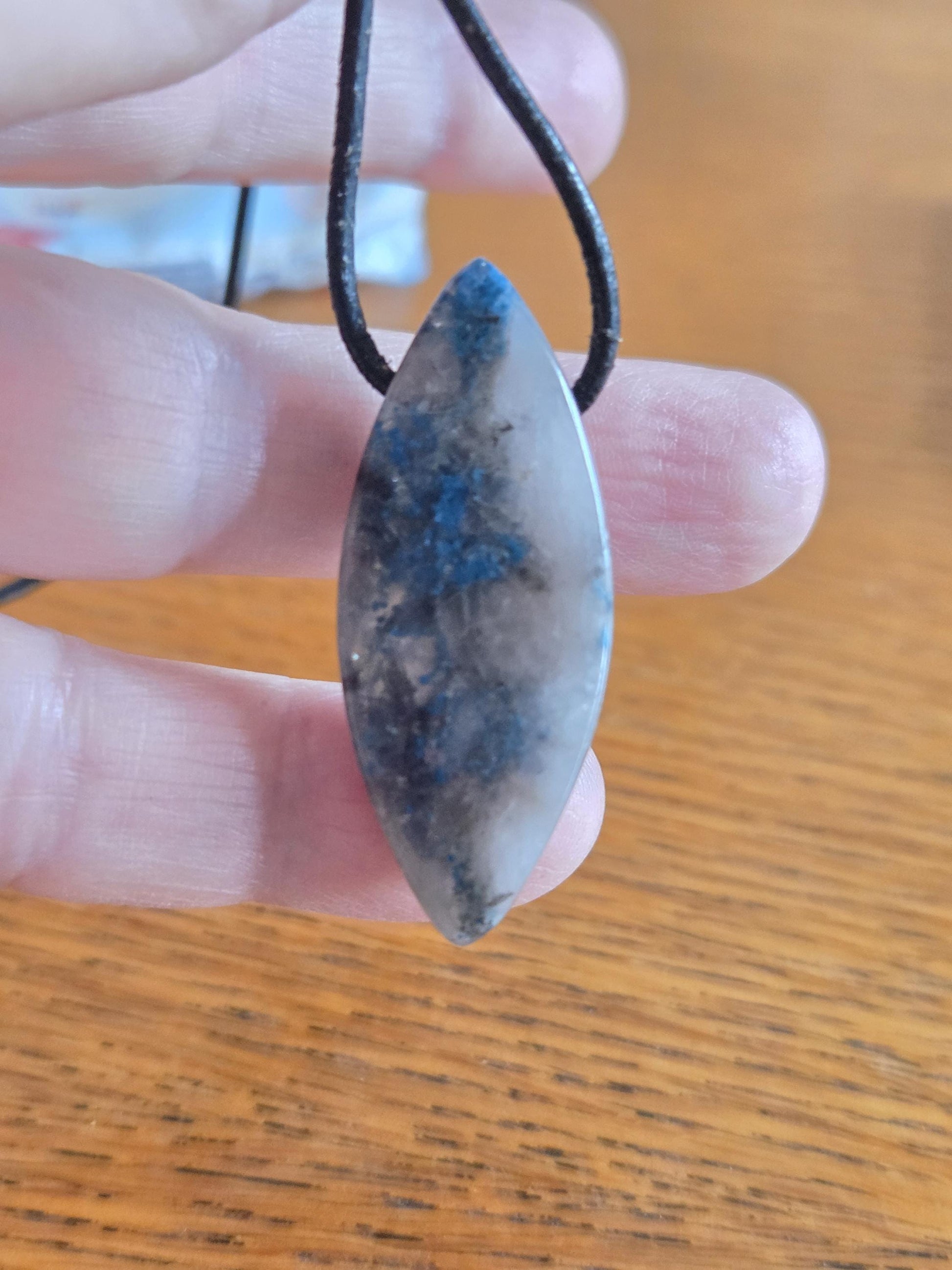 Shattuckit Azurit in Quarz Rauchquarz Anhänger Seltener Inklusionsquarz Marquise Navette förmig, 41 x 12 x 8 mm, an verstellbarem Lederband