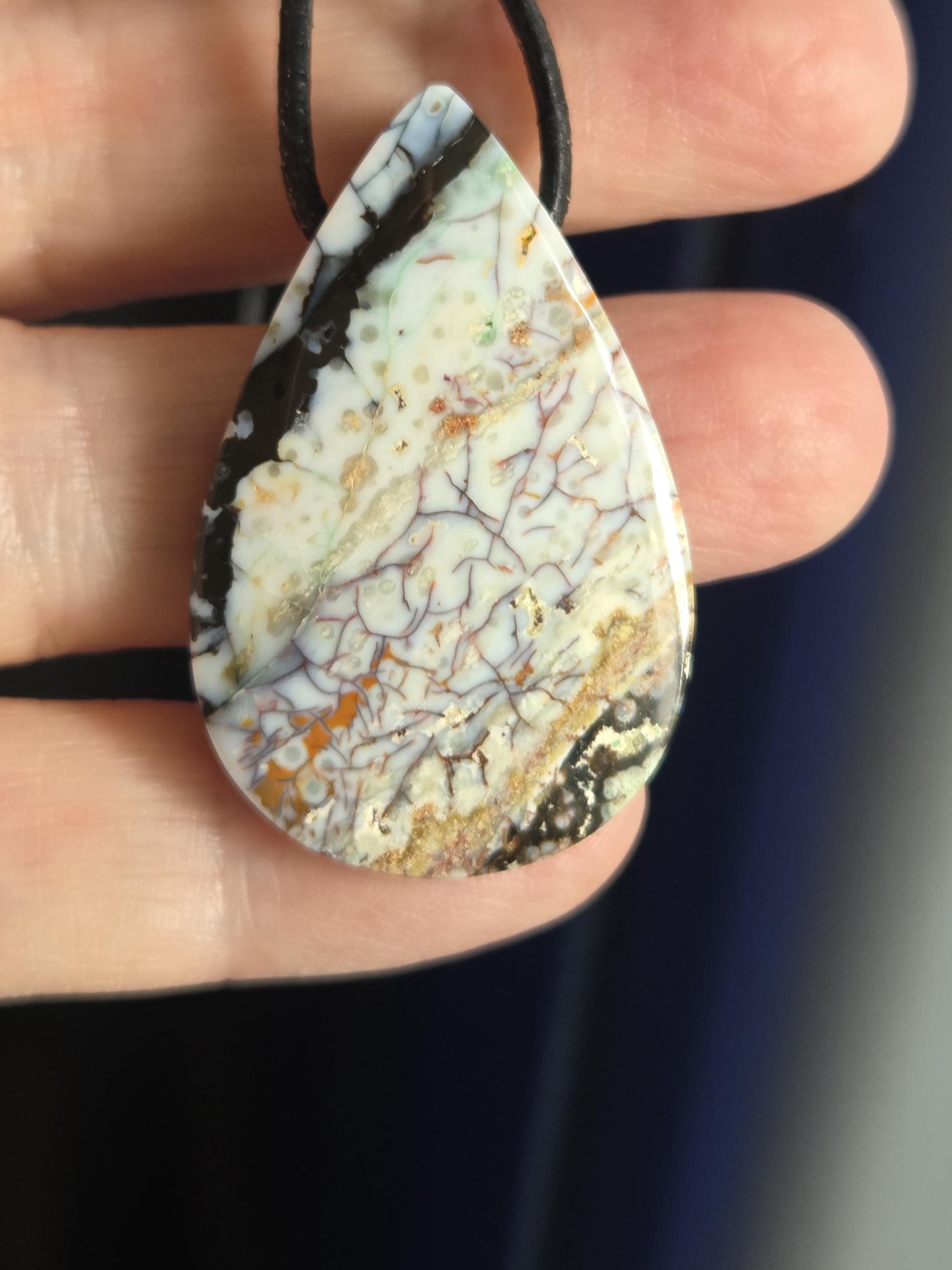 Rarität Garut Holzopal versteinertes opalisiertes Holz aus Indonesien, Anhänger, 39 x 25 x 8 mm, an verstellbarem Lederband, Holz Opal