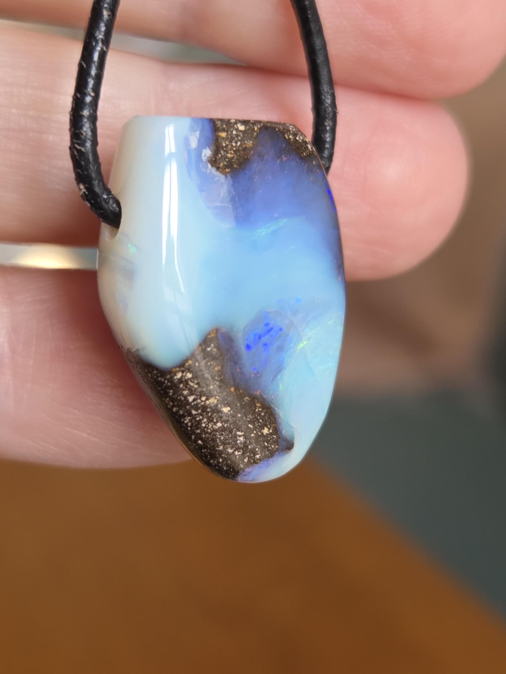 Boulder Opal Boulderopal Anhänger ,"Holiday", 26 x 18 x 10 mm, an verstellbarem Lederband, blauer Kristall Opal flashfire Opal