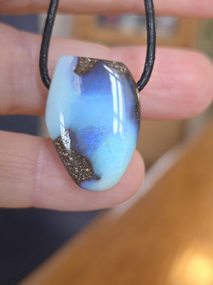 Boulder Opal Boulderopal Anhänger ,"Holiday", 26 x 18 x 10 mm, an verstellbarem Lederband, blauer Kristall Opal flashfire Opal