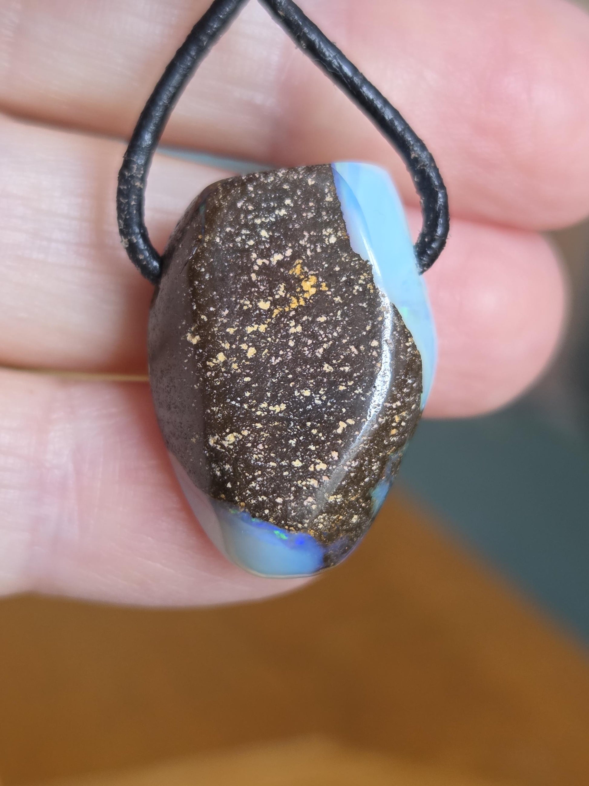 Boulder Opal Boulderopal Anhänger ,"Holiday", 26 x 18 x 10 mm, an verstellbarem Lederband, blauer Kristall Opal flashfire Opal