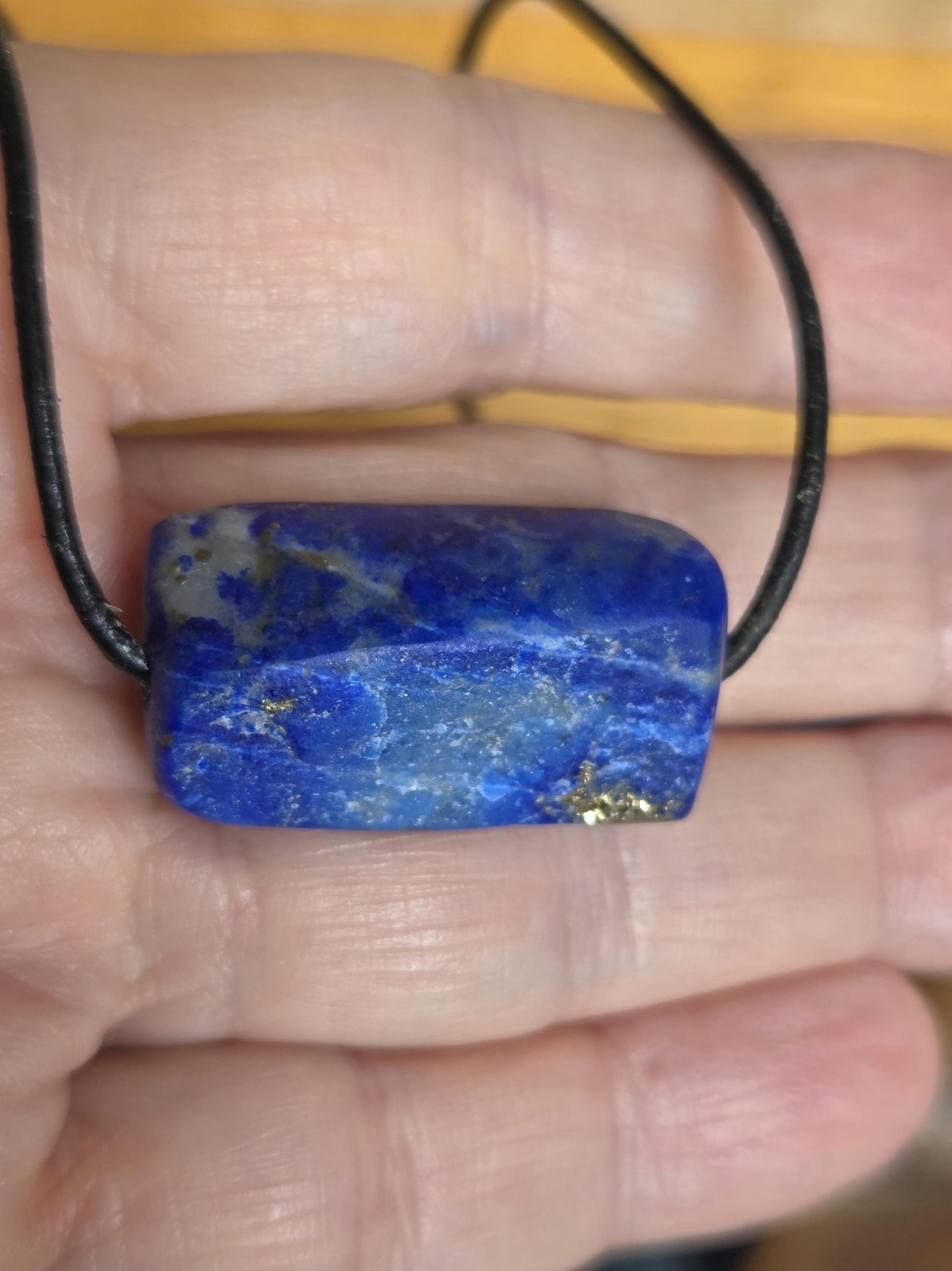 Lapislazuli Lapis Lazuli Anhänger, Stein der Engel, 17 x 29 x 11 mm, an verstellbarem Lederband, geschliffen und teilweise roh belassen