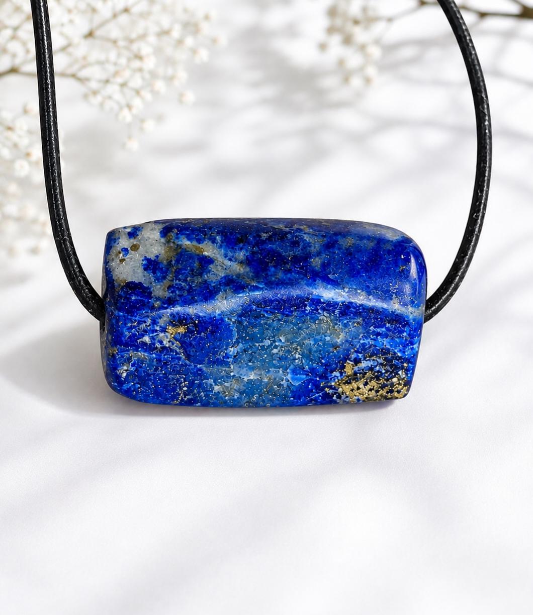 Lapislazuli Lapis Lazuli Anhänger, Stein der Engel, 17 x 29 x 11 mm, an verstellbarem Lederband, geschliffen und teilweise roh belassen