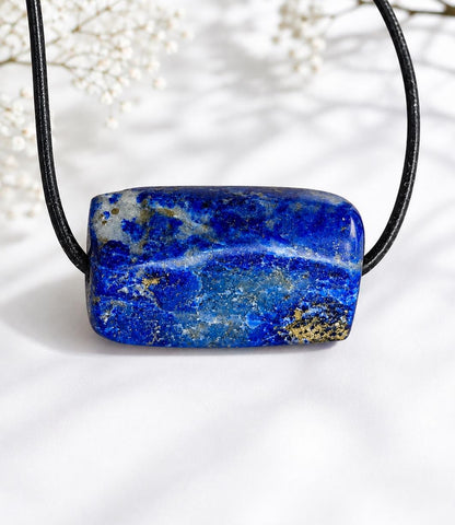 Lapislazuli Lapis Lazuli Anhänger, Stein der Engel, 17 x 29 x 11 mm, an verstellbarem Lederband, geschliffen und teilweise roh belassen