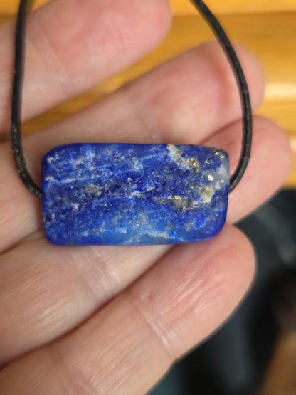 Lapislazuli Lapis Lazuli Anhänger, Stein der Engel, 17 x 29 x 11 mm, an verstellbarem Lederband, geschliffen und teilweise roh belassen