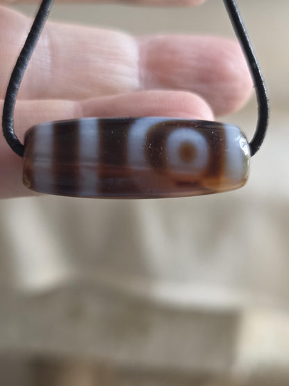 Tibetische 2 Augen Dzi Perle , Vintage, Schutzamulett für Harmonie & Liebe, Achat Anhänger, 12 x 33 mm, an Lederband, Patina, garuda dzi