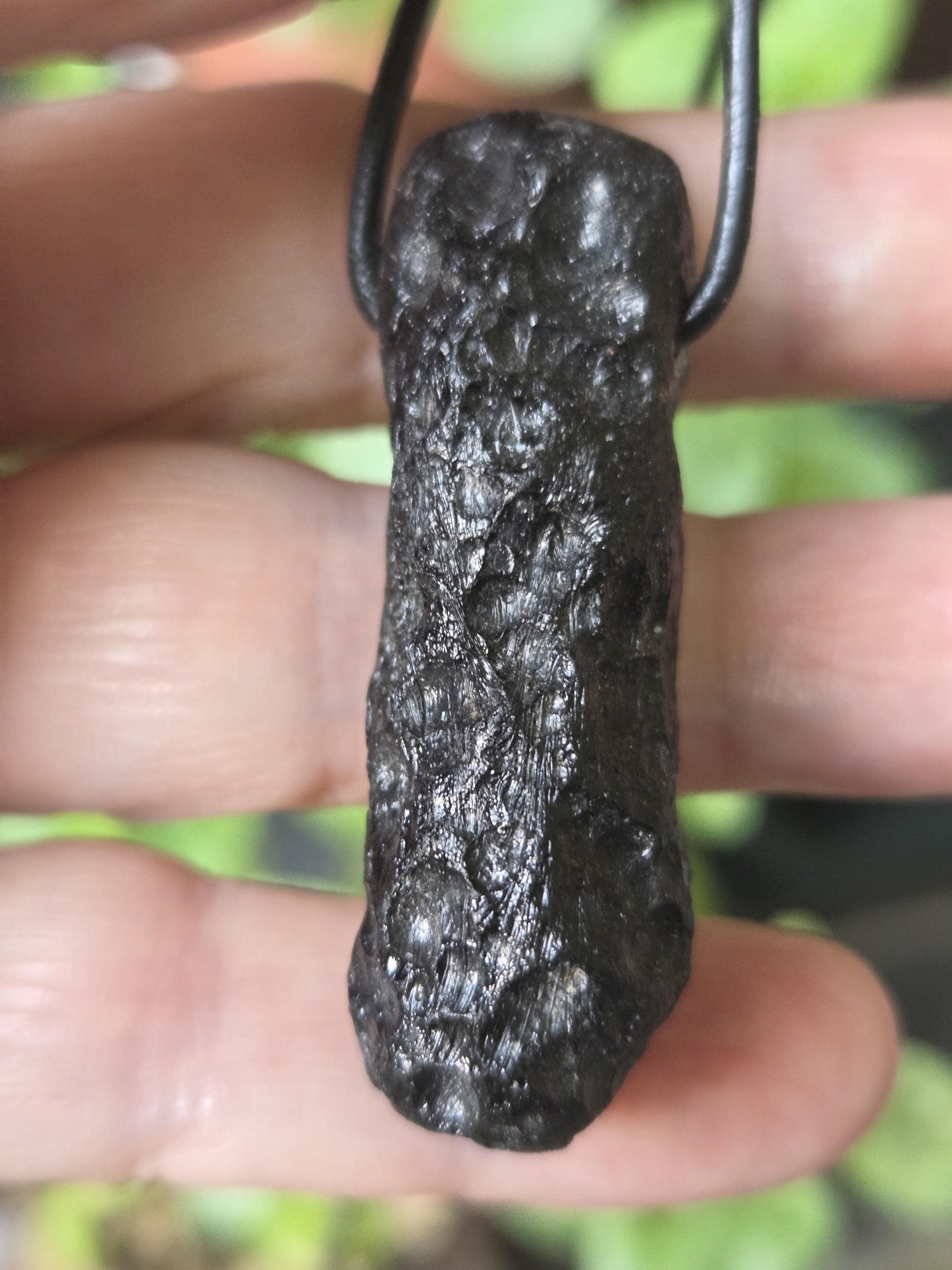 Tektit Indochinit schwarzer Moldavit Meteorit Tropfen großer 2Anhänger, 48 x 17 x 15 mm, gebohrt, an verstellbarem Lederband