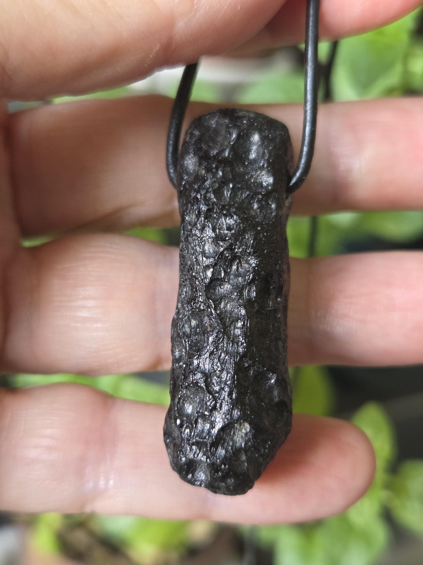 Tektit Indochinit schwarzer Moldavit Meteorit Tropfen großer 2Anhänger, 48 x 17 x 15 mm, gebohrt, an verstellbarem Lederband