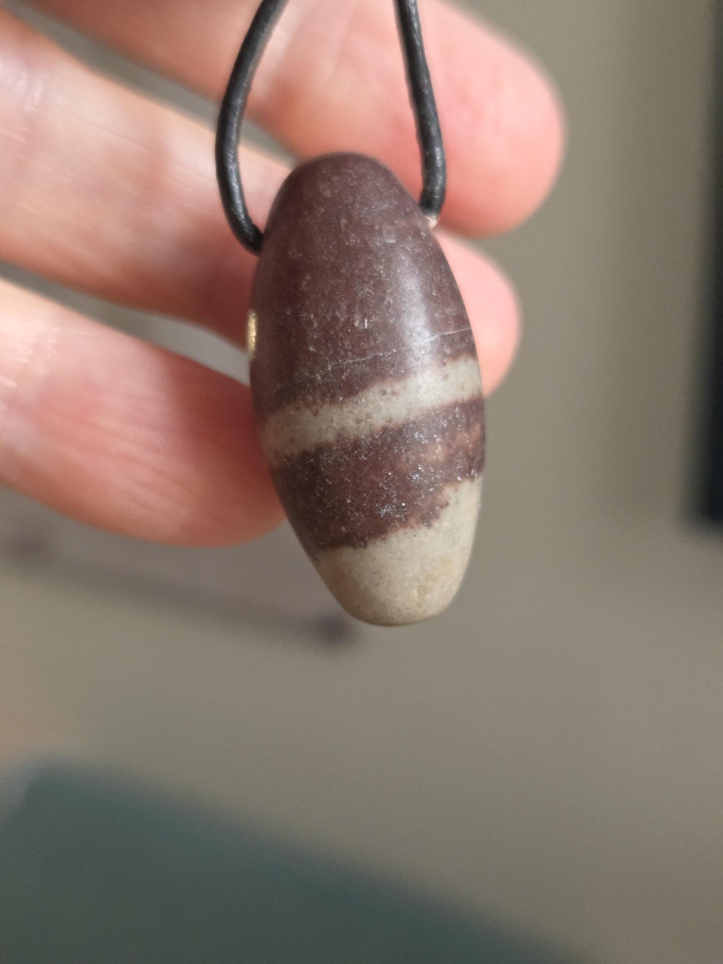 Shiva Lingam, Anhänger, 33 x 18 mm, gebohrt, an verstellbarem Lederband