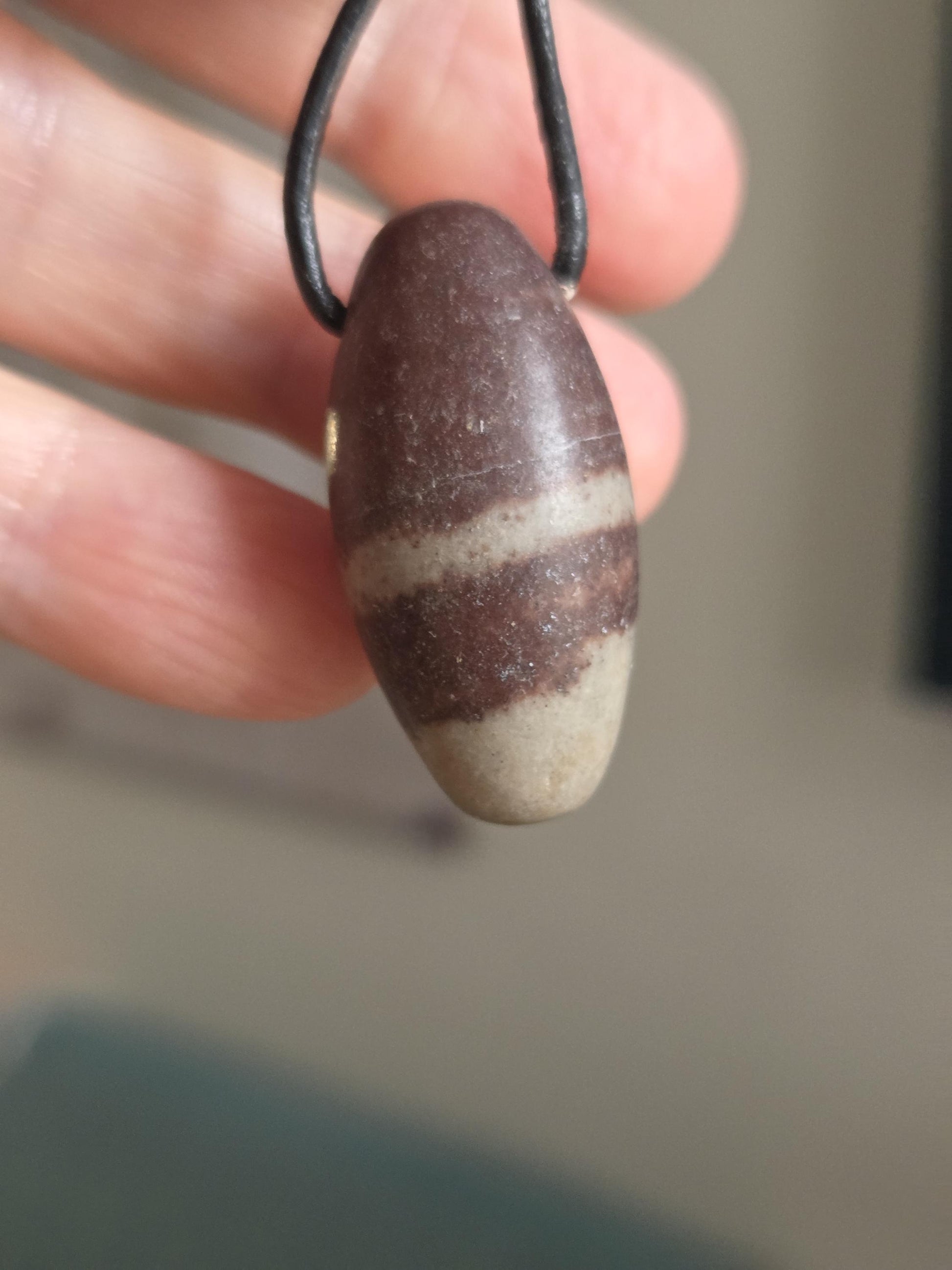 Shiva Lingam, Anhänger, 33 x 18 mm, gebohrt, an verstellbarem Lederband