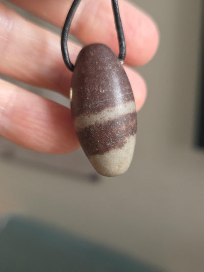 Shiva Lingam, Anhänger, 33 x 18 mm, gebohrt, an verstellbarem Lederband