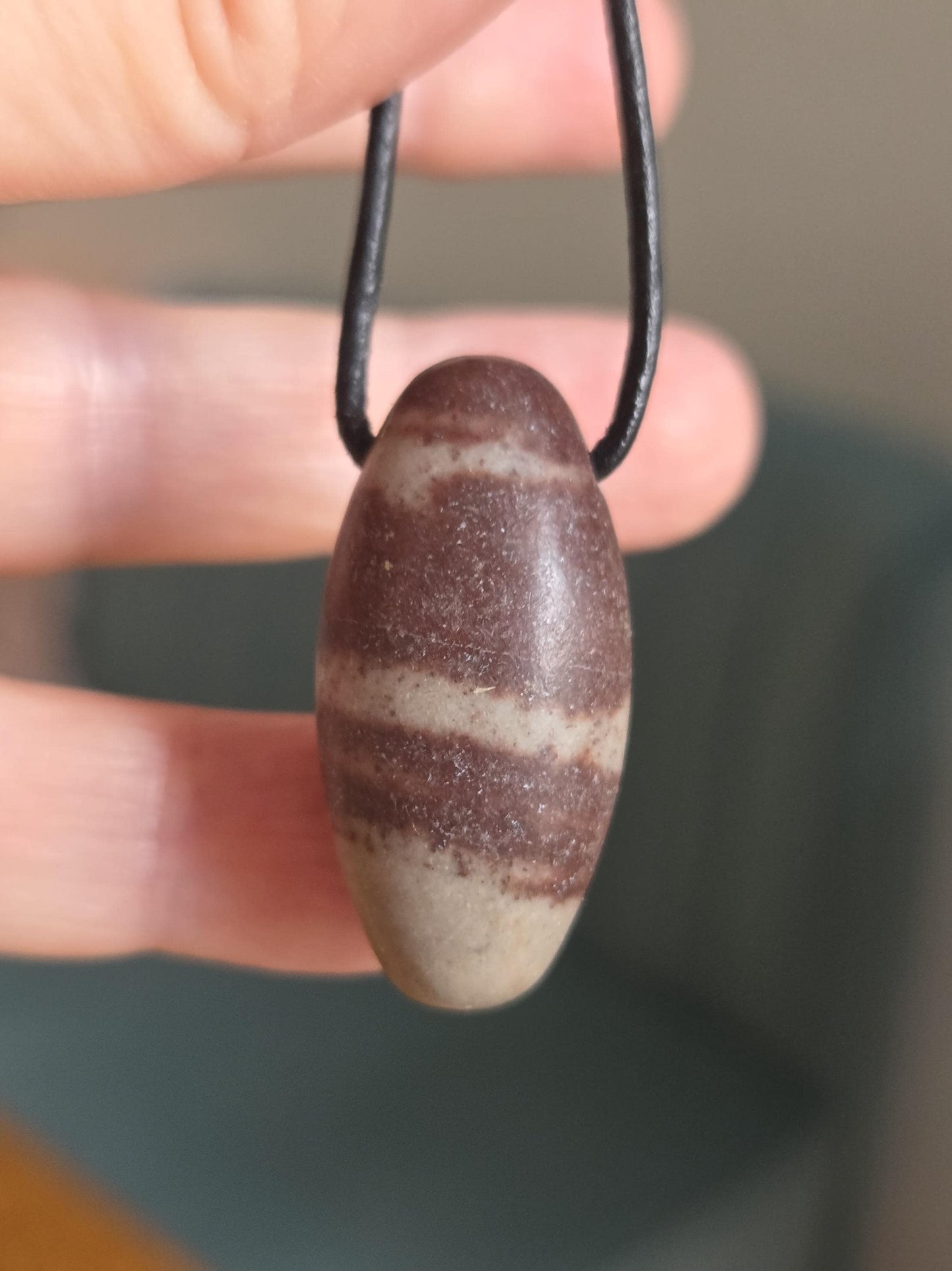 Shiva Lingam, Anhänger, 33 x 18 mm, gebohrt, an verstellbarem Lederband