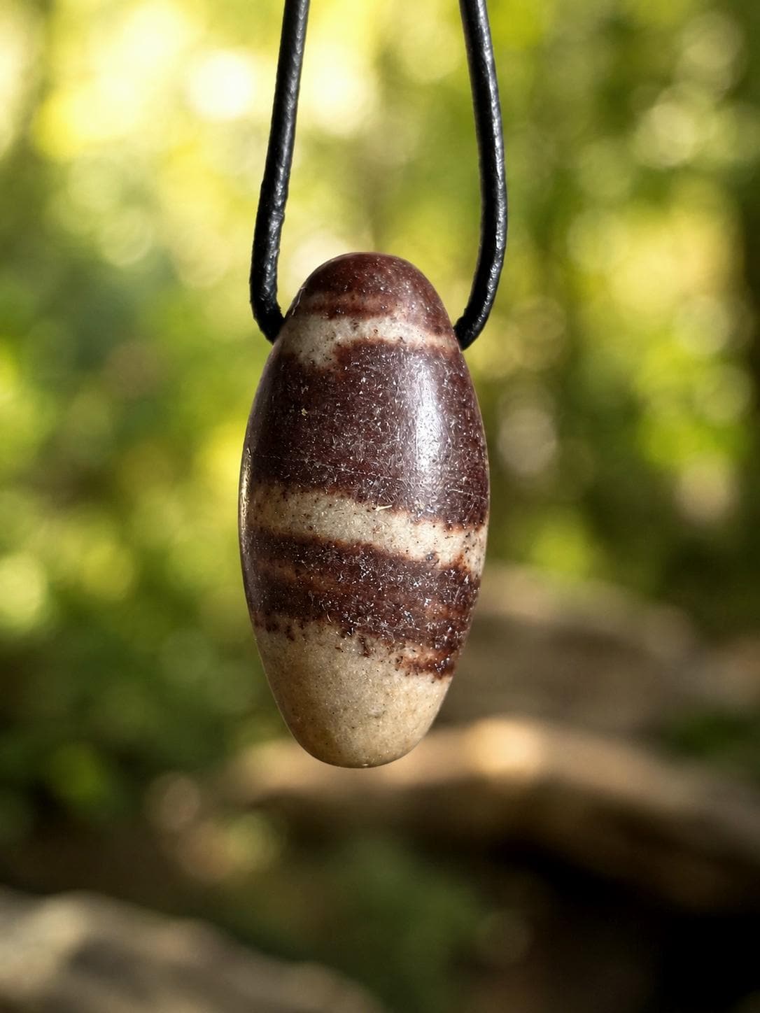 Shiva Lingam, Anhänger, 33 x 18 mm, gebohrt, an verstellbarem Lederband