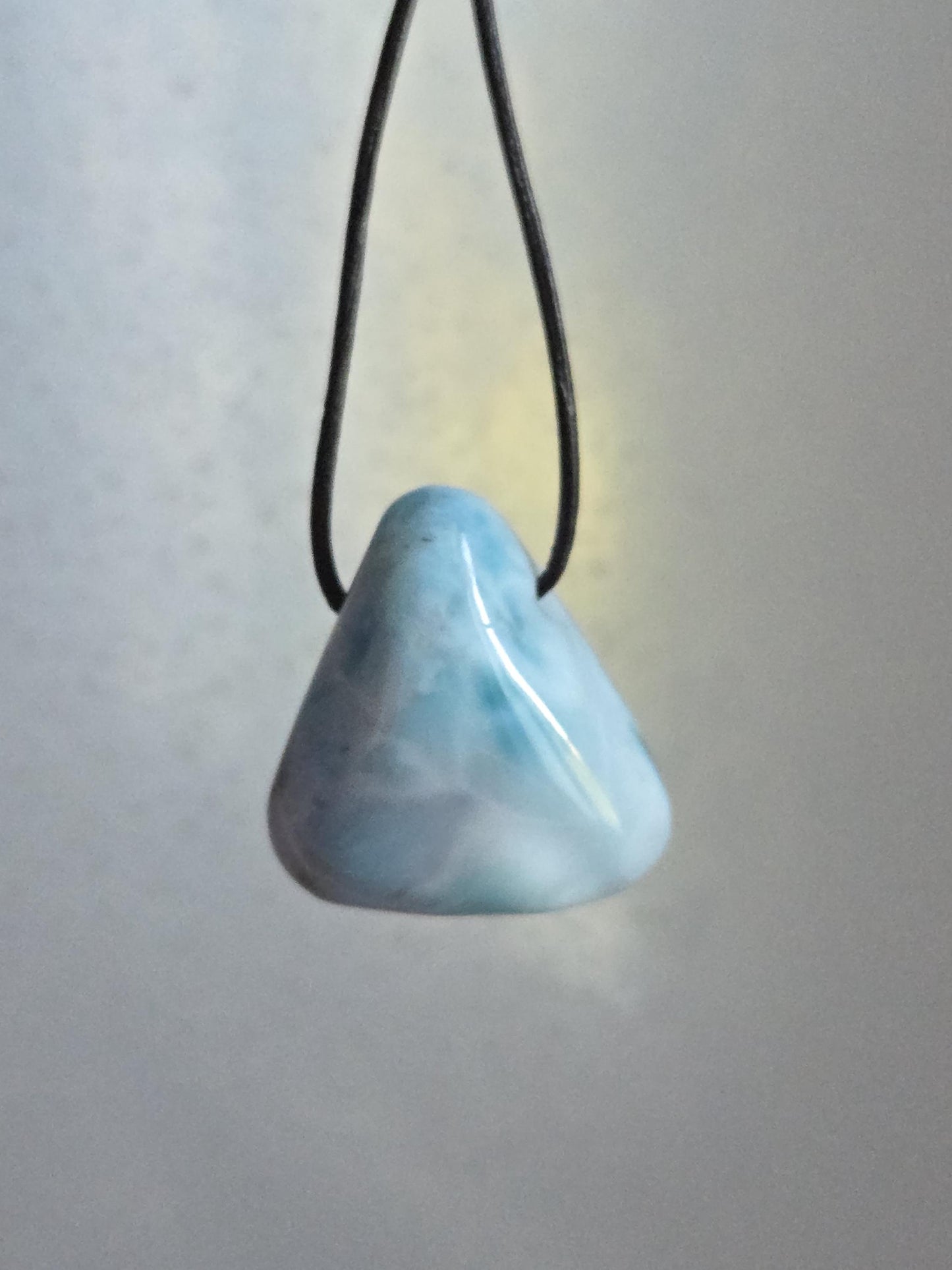 Hübscher Larimar, Atlantis Stein Anhänger, Karibik Schmuck, 29 x 28 x 17 mm, gebohrt, an verstellbarem Lederband, handgefertigter Unikat