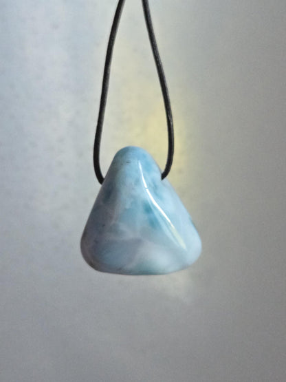 Hübscher Larimar, Atlantis Stein Anhänger, Karibik Schmuck, 29 x 28 x 17 mm, gebohrt, an verstellbarem Lederband, handgefertigter Unikat