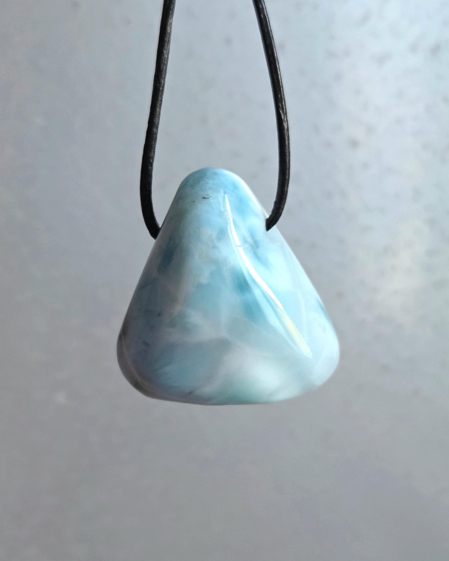 Hübscher Larimar, Atlantis Stein Anhänger, Karibik Schmuck, 29 x 28 x 17 mm, gebohrt, an verstellbarem Lederband, handgefertigter Unikat