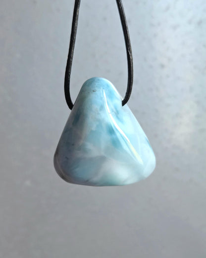 Hübscher Larimar, Atlantis Stein Anhänger, Karibik Schmuck, 29 x 28 x 17 mm, gebohrt, an verstellbarem Lederband, handgefertigter Unikat