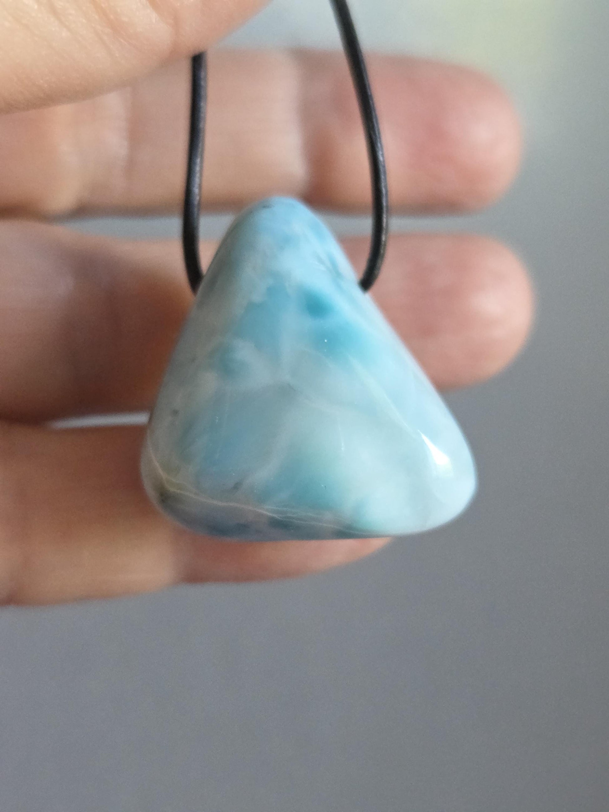 Hübscher Larimar, Atlantis Stein Anhänger, Karibik Schmuck, 29 x 28 x 17 mm, gebohrt, an verstellbarem Lederband, handgefertigter Unikat