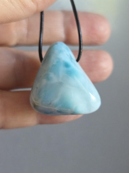 Hübscher Larimar, Atlantis Stein Anhänger, Karibik Schmuck, 29 x 28 x 17 mm, gebohrt, an verstellbarem Lederband, handgefertigter Unikat