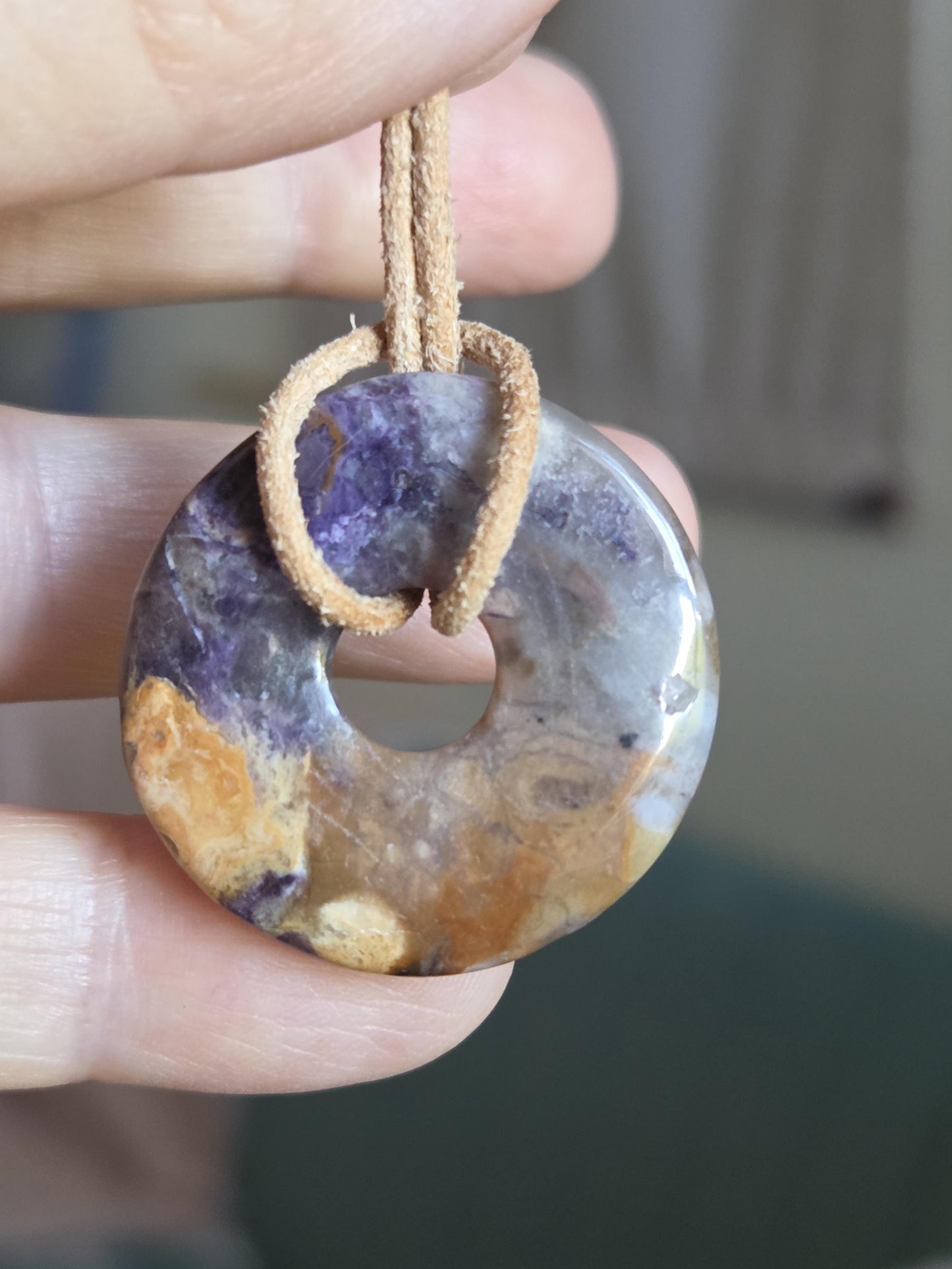 Fluorit Opal Tiffany Stone Anhänger, Donut, 30 x 6 mm, an verstellbarem Lederband, purple passion, purple fluorite opal, Unikat